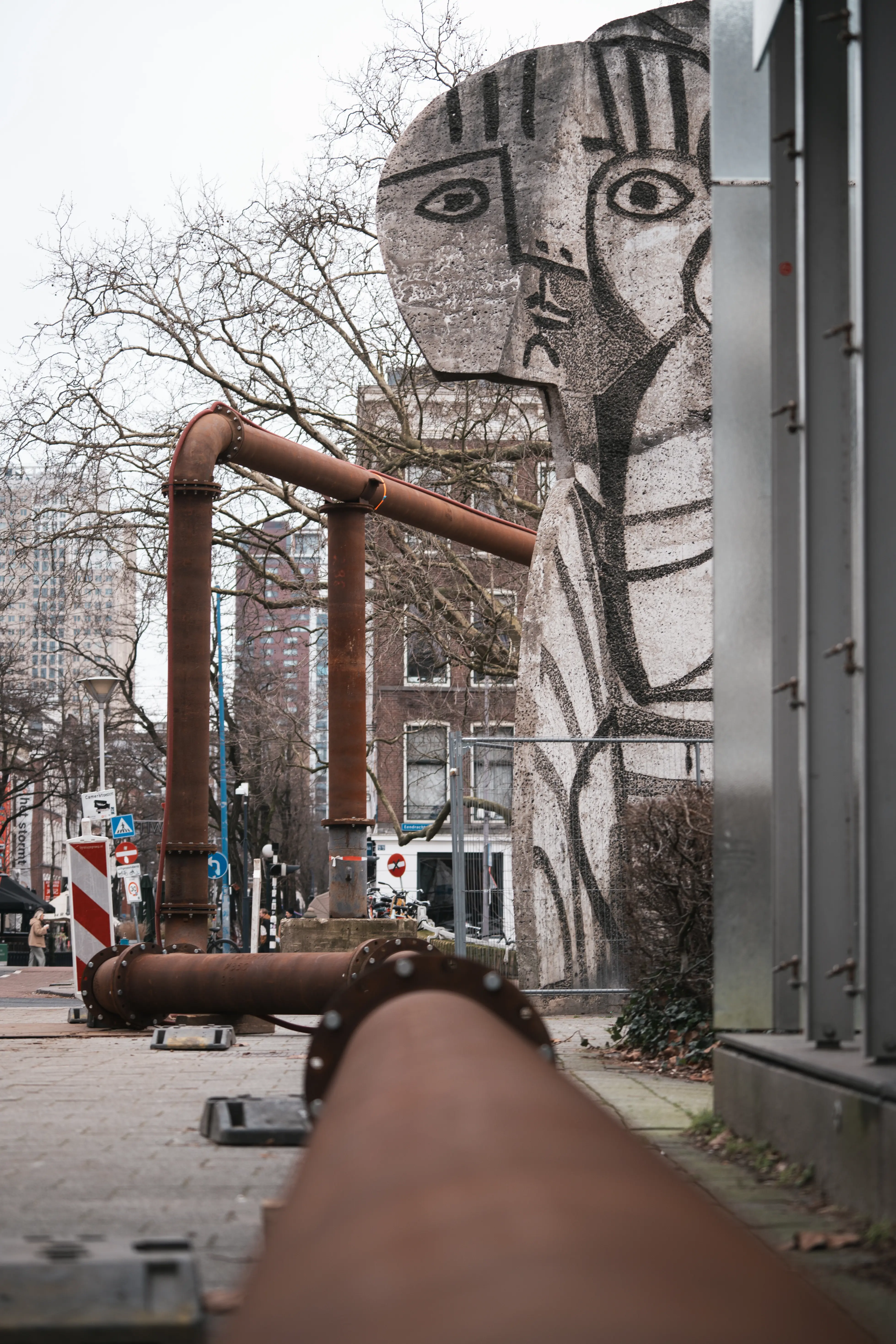 Bypass van Vanderkamp loopt over straat langs kunstwerken in Rotterdam. 