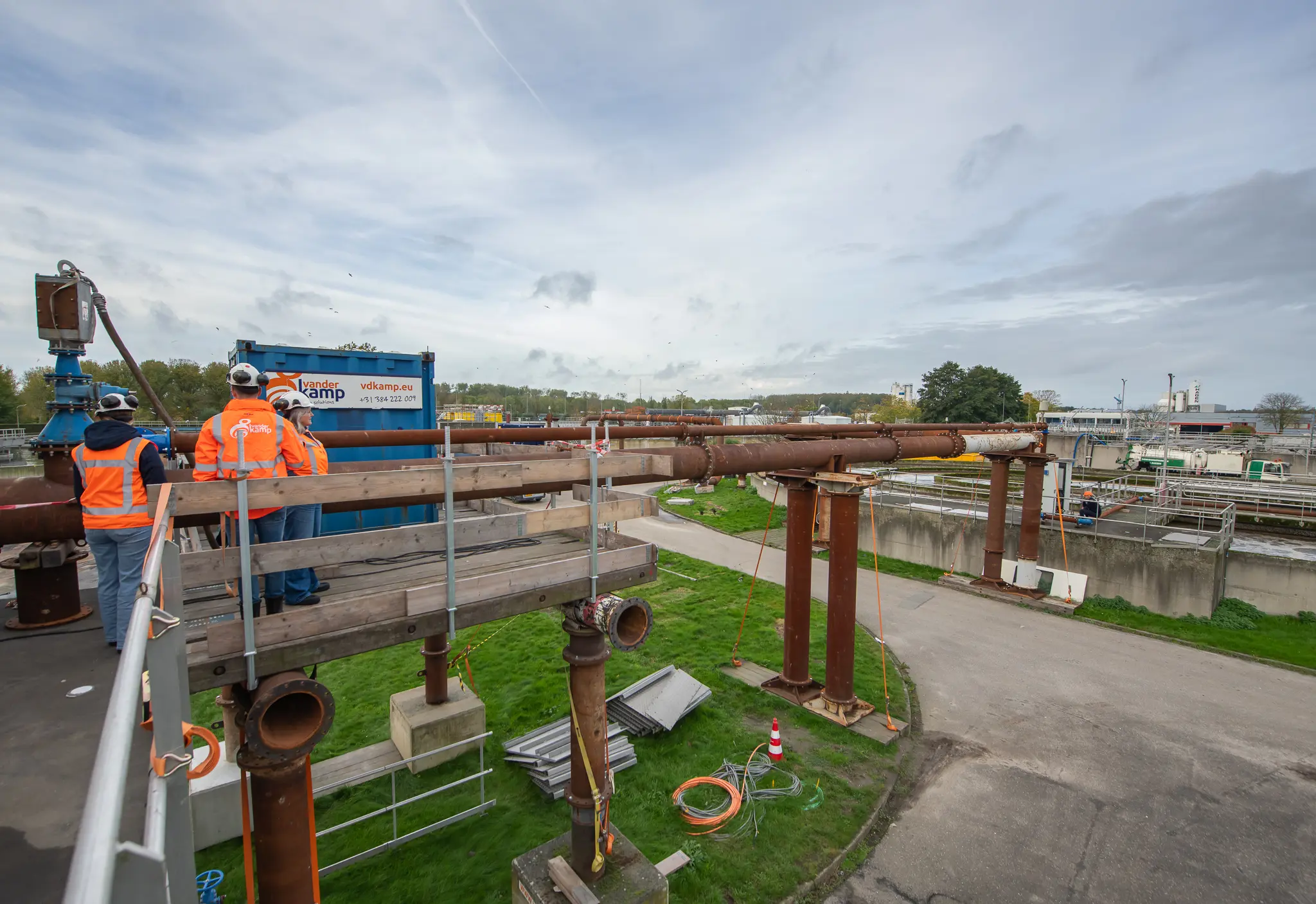 Collega's van Vanderkamp kijkend bij AWZI Almere 