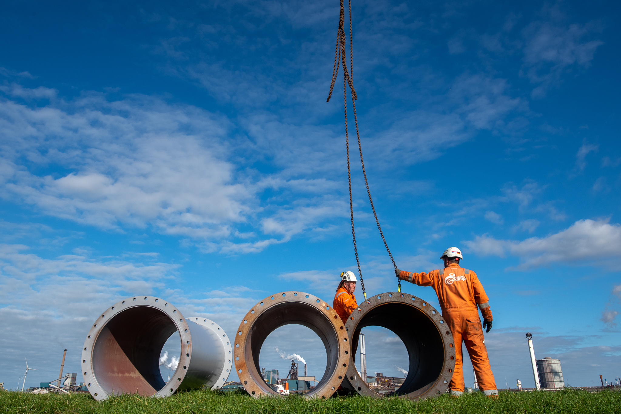 2020 IJmuiden buizen worden opgehesen met ketting
