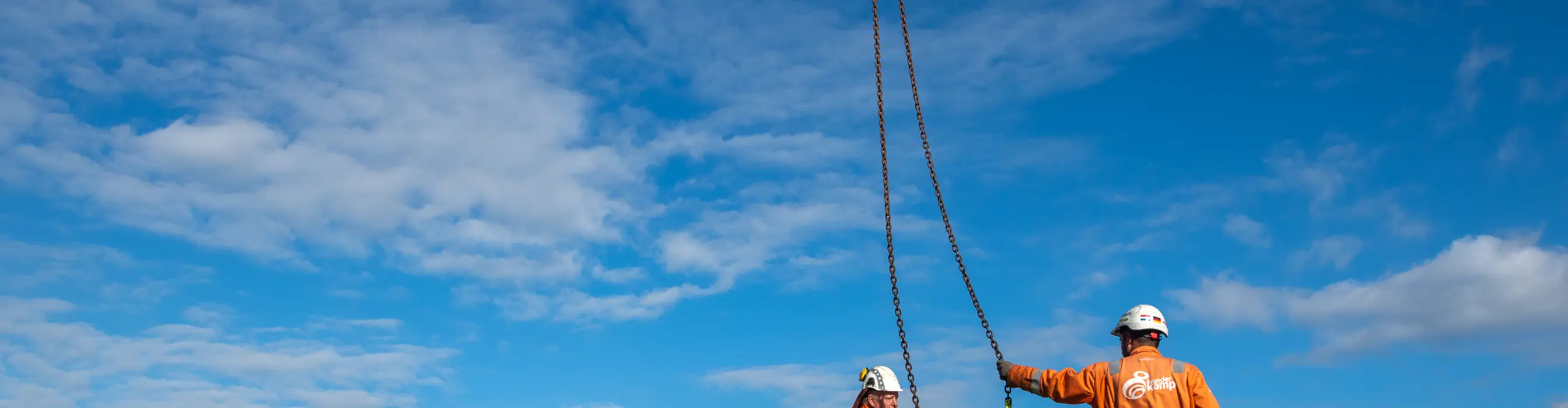 2020 IJmuiden buizen worden opgehesen met ketting