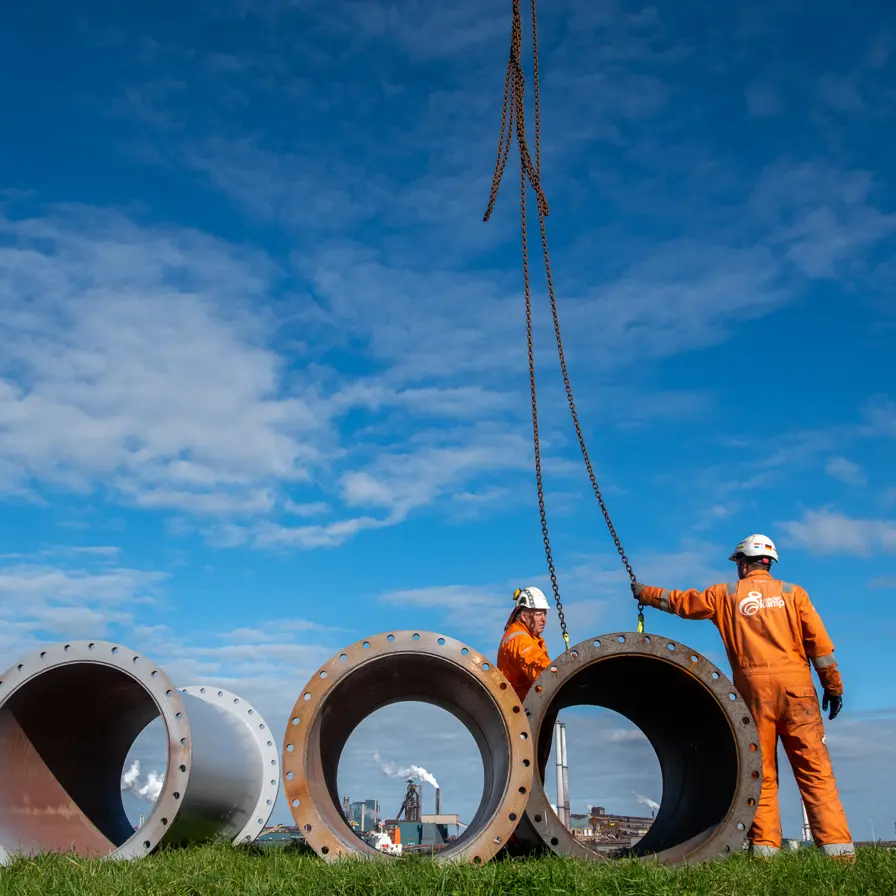 2020 IJmuiden buizen worden opgehesen met ketting