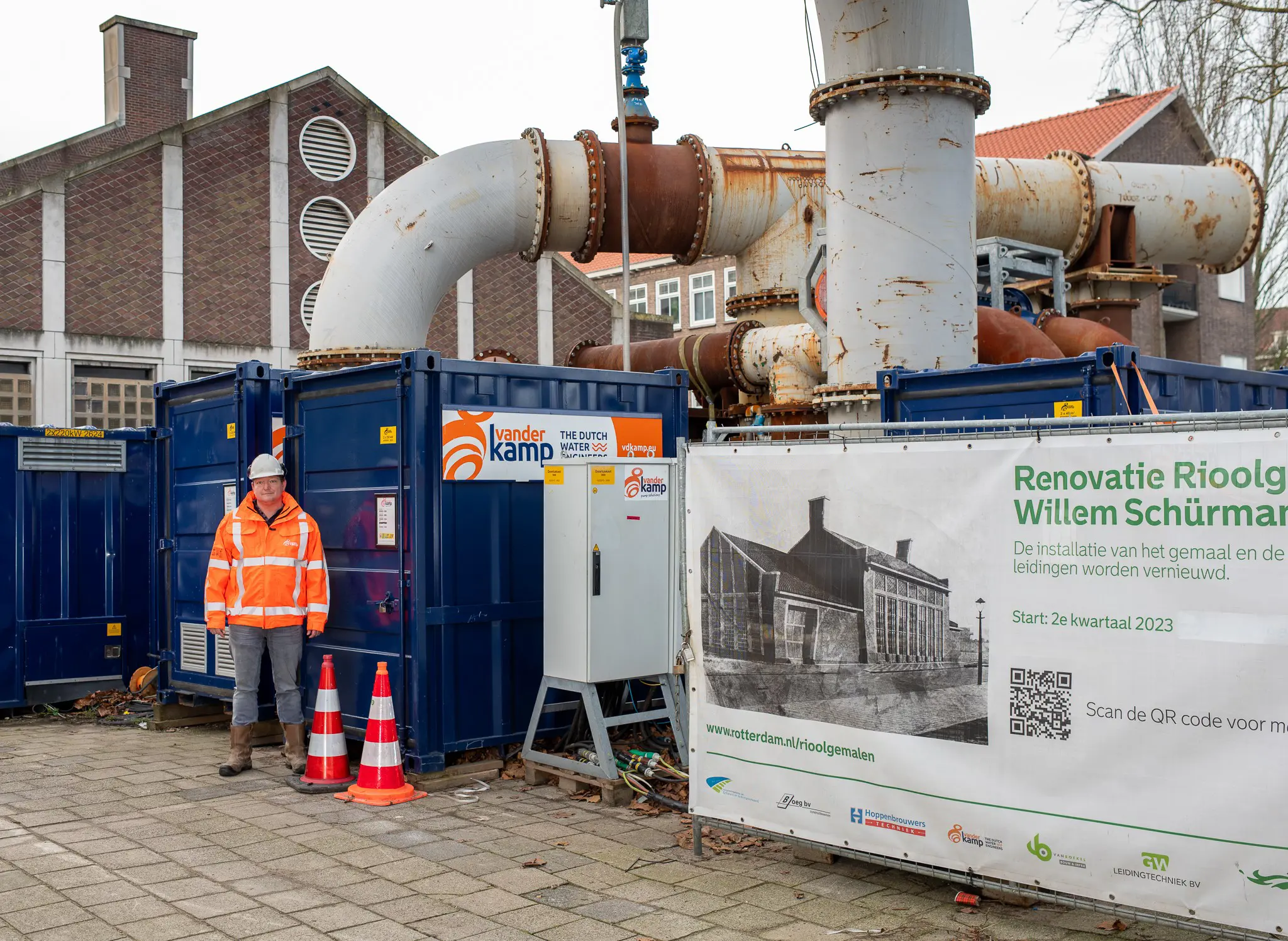 Michiel Sieders bij een project van Vanderkamp in Rotterdam bij Rioolgemaal Schürmannstraat close up. 