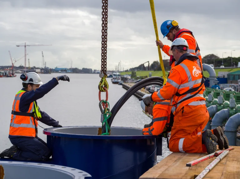 IJmuiden medewerkers werken op hoogte