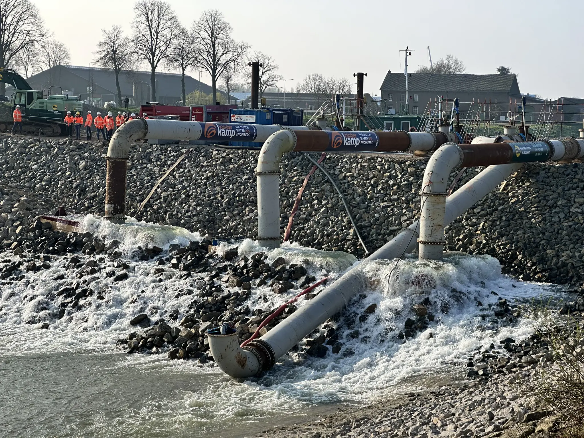 Hevelwerking bij Julianakanaal Vanderkamp kanaal wordt hier weer gevuld met water. 