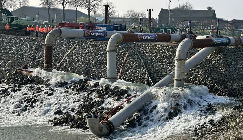 Hevelwerking bij Julianakanaal Vanderkamp kanaal wordt hier weer gevuld met water. 
