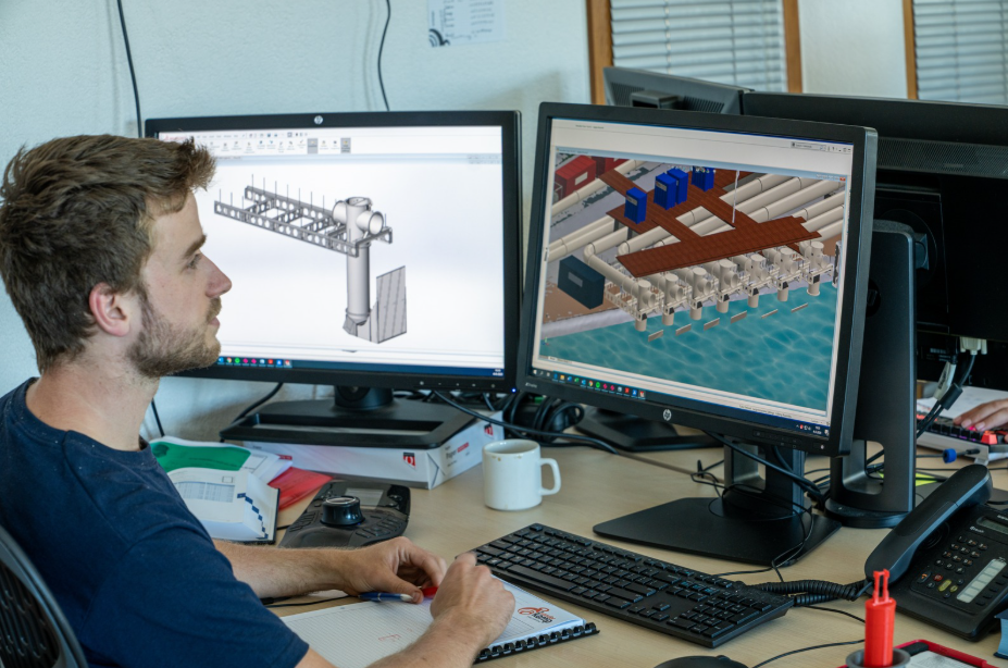medewerker bezig met 3d model installatie