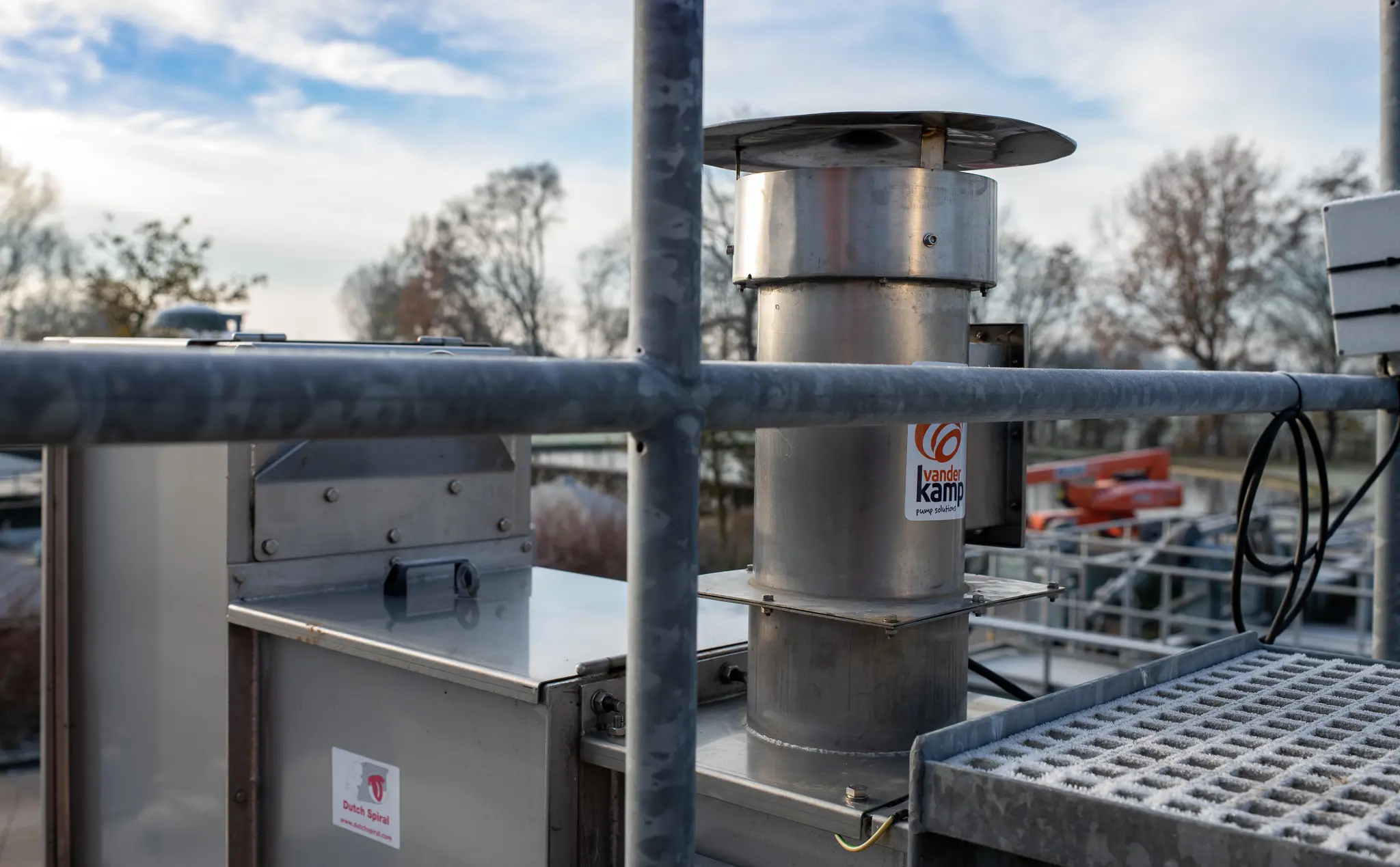 Verwarmingselement bovenop de roostergoedreiniger van Vanderkamp bij een project op RWZI Woerden. 