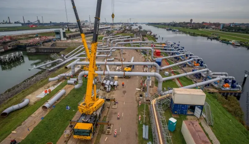 Opbouw van het grootste tijdelijke pompinstallatie van Vanderkamp in IJmuiden kraan. 