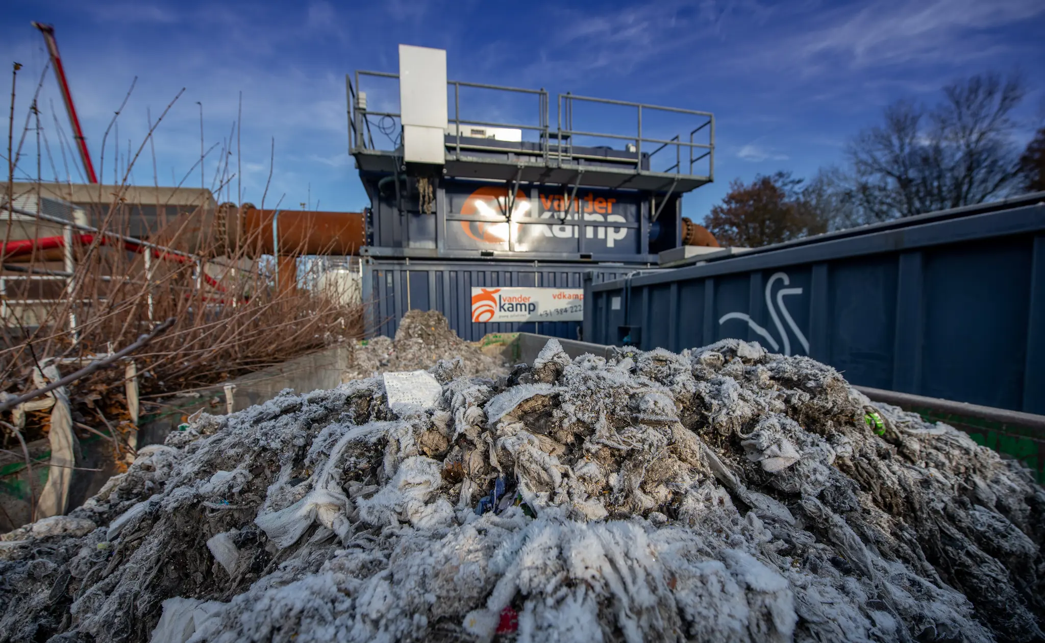 Opvangbak roostergoedreinigercontainer op de RWZI in Woerden bij een project van Vanderkamp.