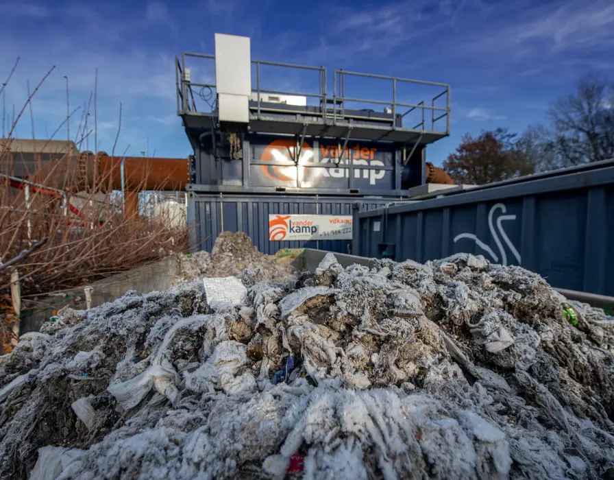 Opvangbak roostergoedreinigercontainer op de RWZI in Woerden bij een project van Vanderkamp.
