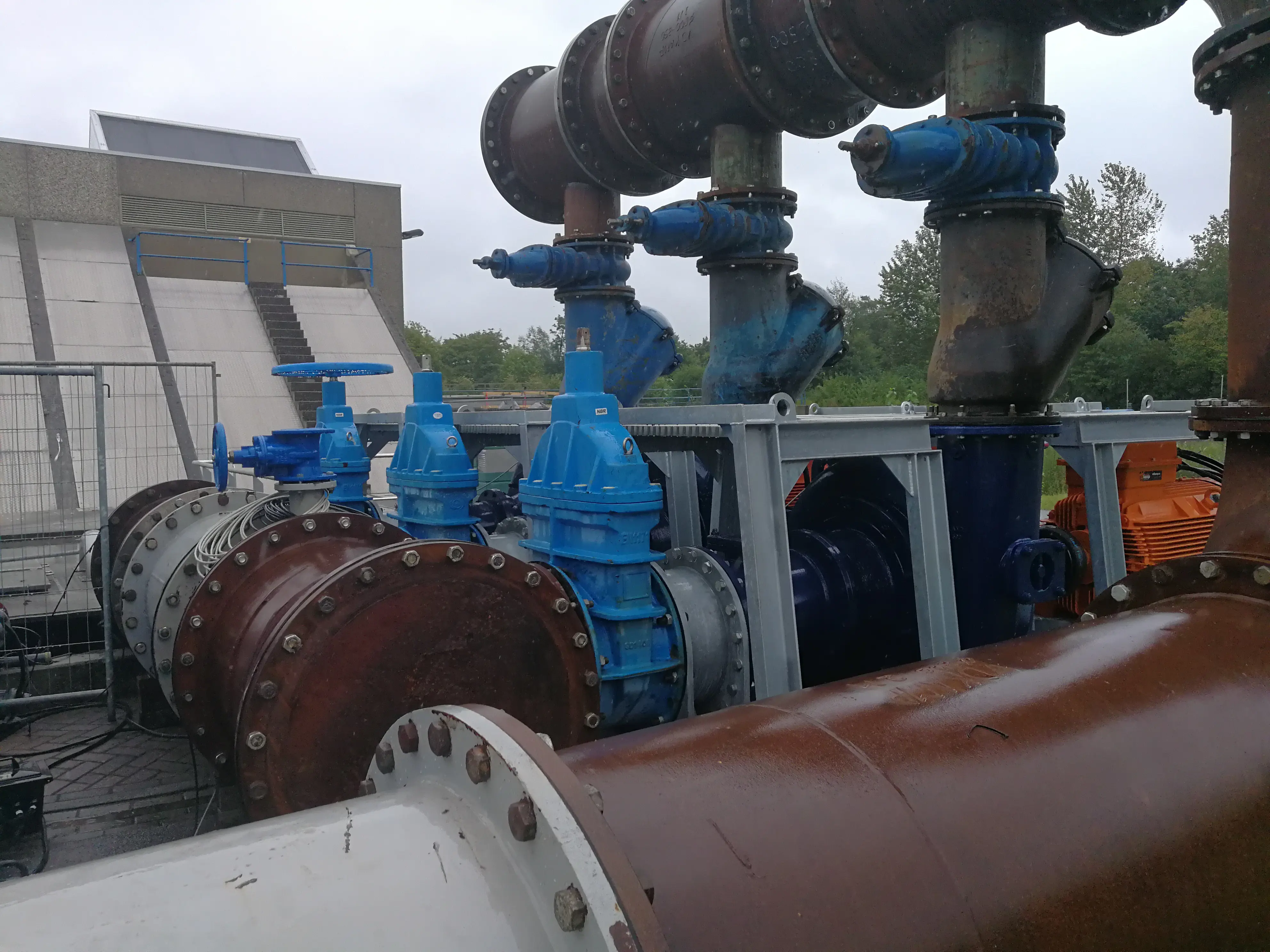 Vanderkamp plaatst een tijdelijke pompinstallatie bij renovatie aan een gemaal