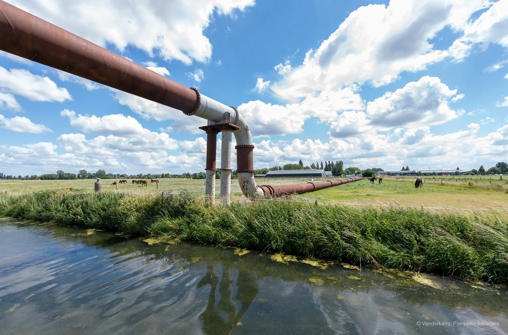 Foto in de natuur van een bypass van Vanderkamp bij het project tussen Oss en Oijen renovatie stamriool.