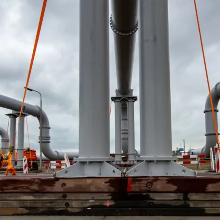 Straßenüberführung der Rohrleitungen beim Projekt IJmuiden.