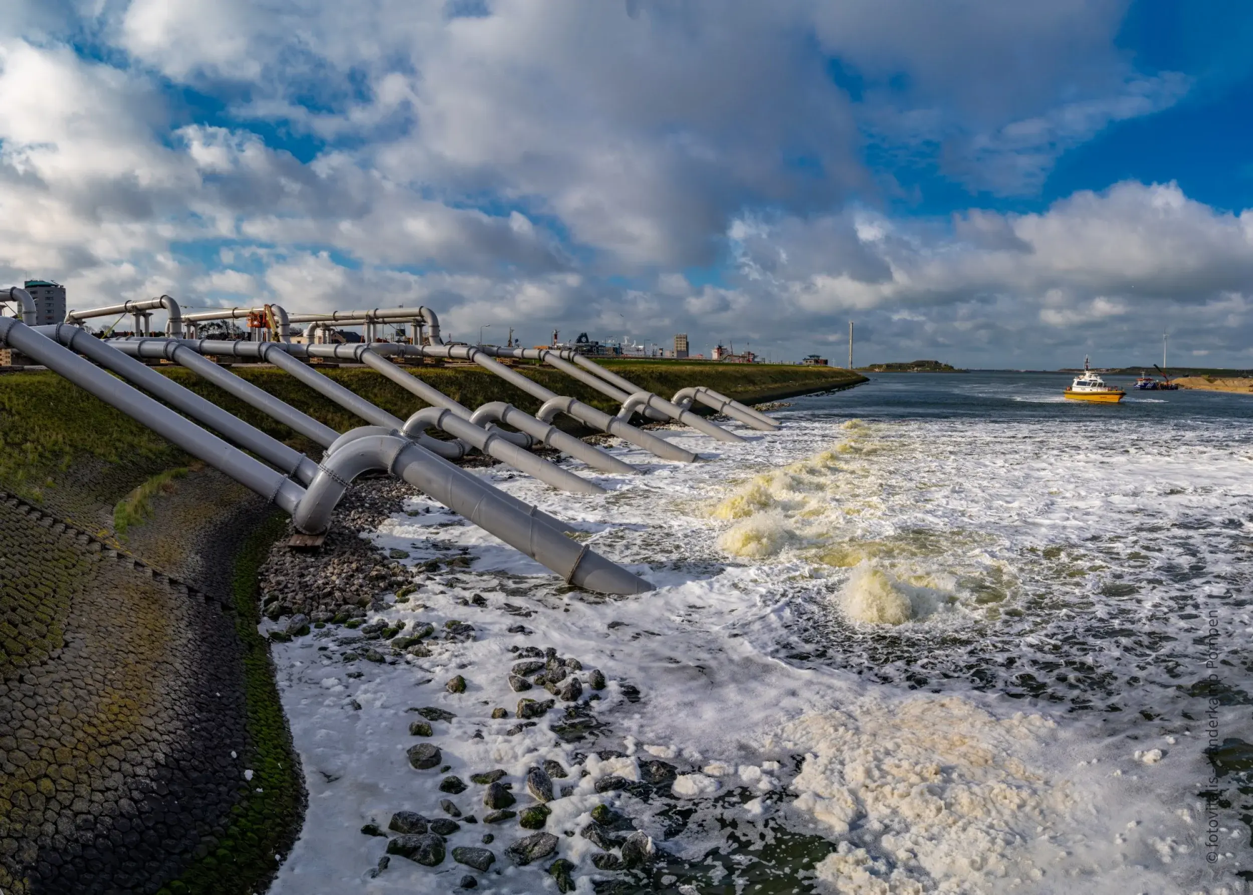 Pompinstallatie in IJmuiden gebouwd door Vanderkamp staat aan en spuit water. 