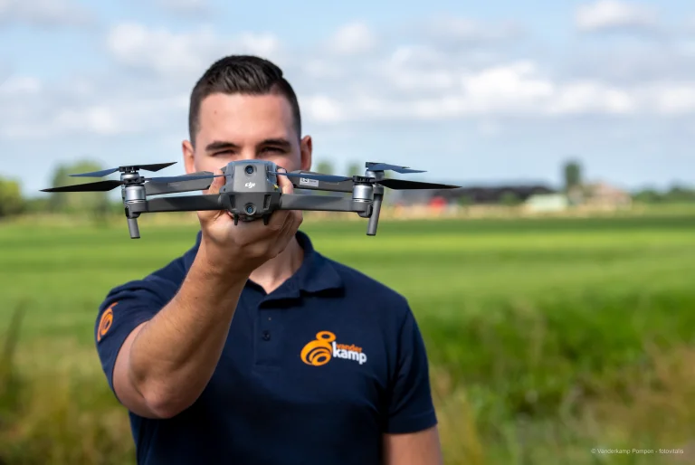 Marco houd drone vast