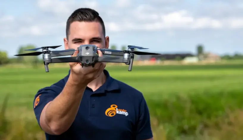 Marco houd drone vast