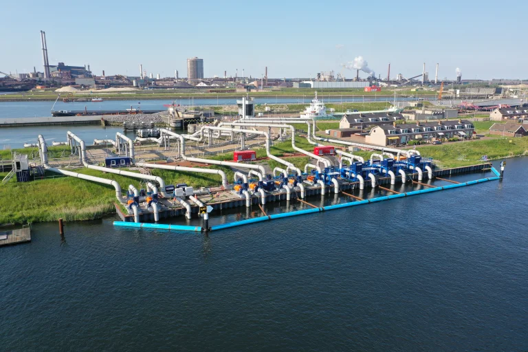 Overzichtsfoto van grootste tijdelijke pompproject in IJmuiden gebouwd door Vanderkamp. 