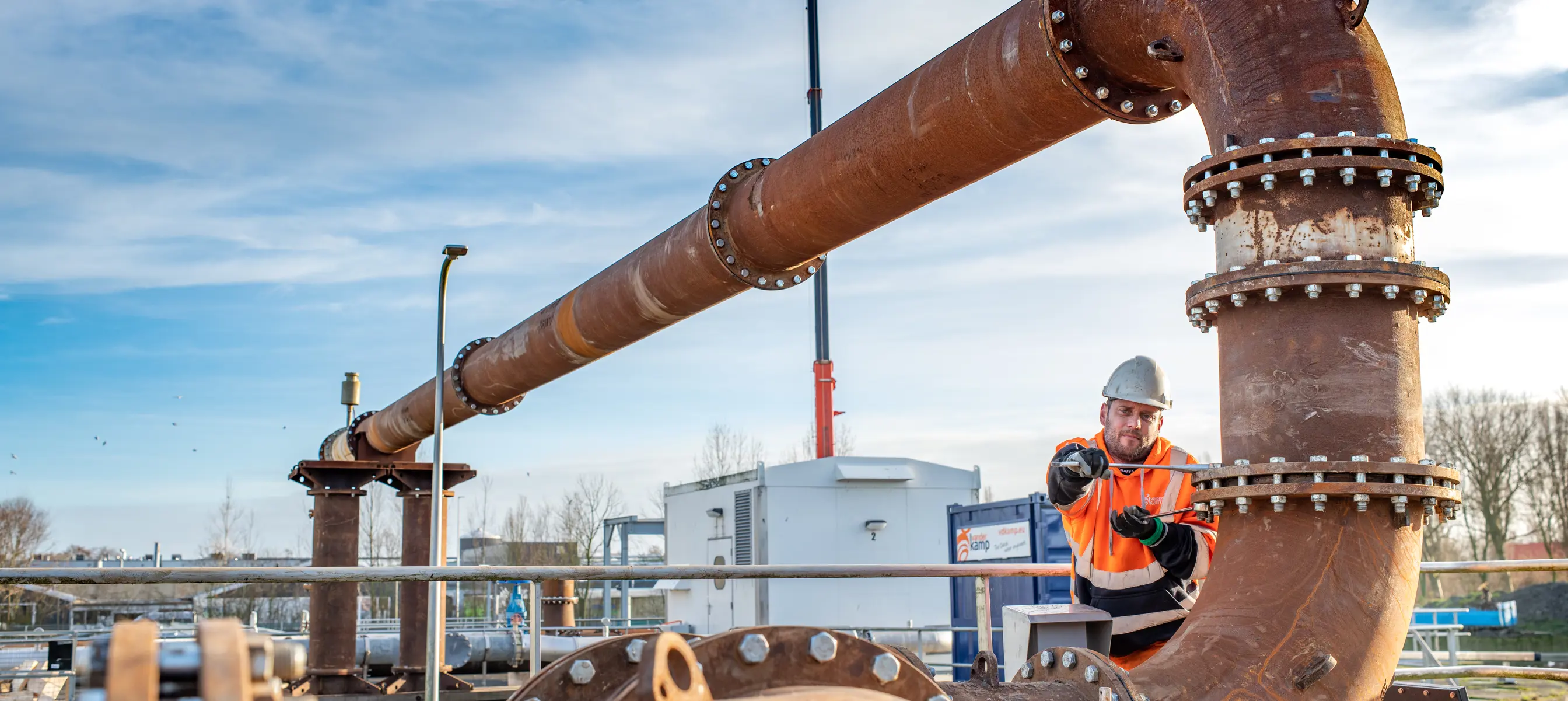 Collega Vanderkamp die bezig is met sleutels