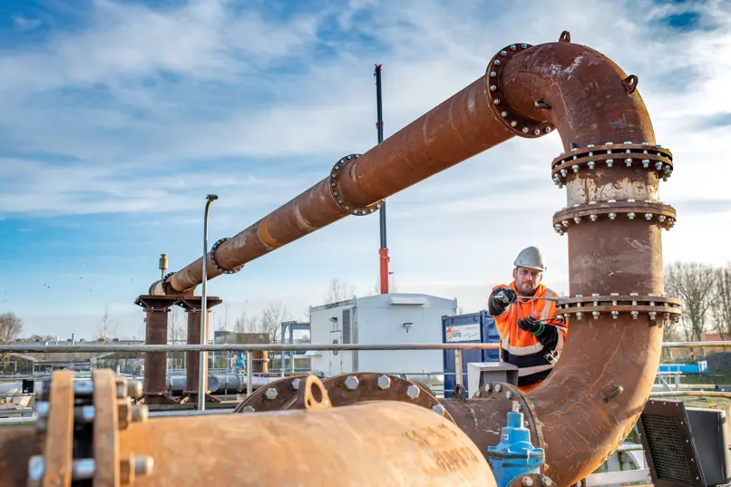 Collega Vanderkamp die bezig is met sleutels