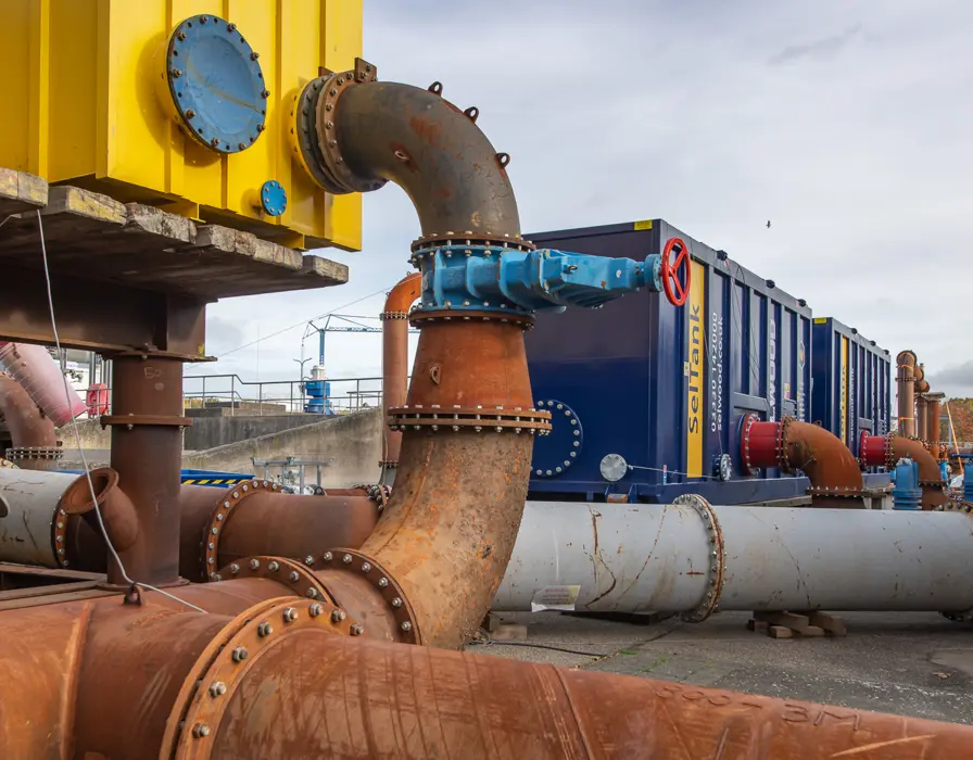 Installation eines Seltanks durch Vanderkamp bei der Kläranlage (AWZI) Almere.