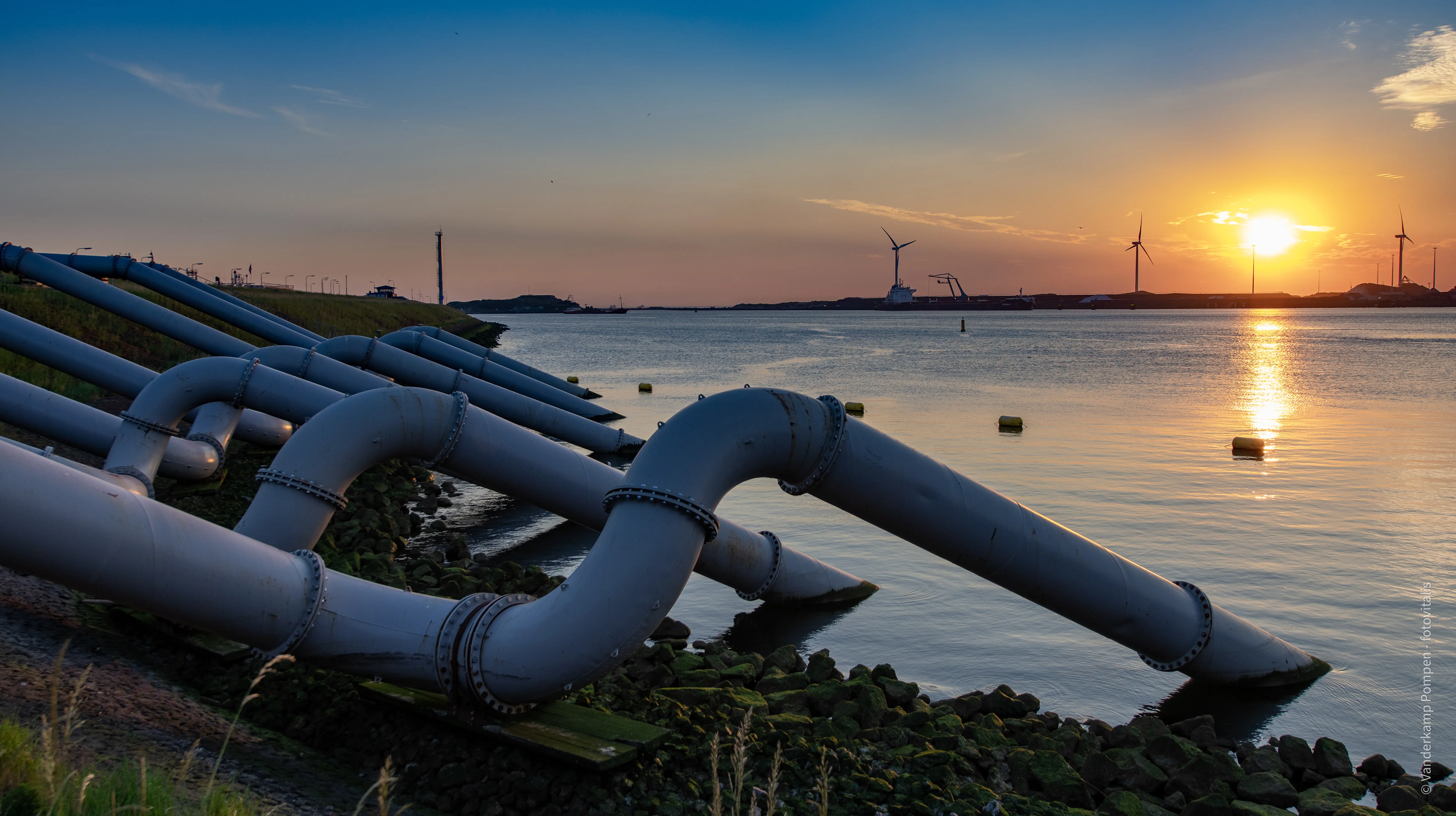 Foto van IJmuiden met een mooie zonsondergang. Project van Vanderkamp Pompen waarbij buizen het water inlopen.