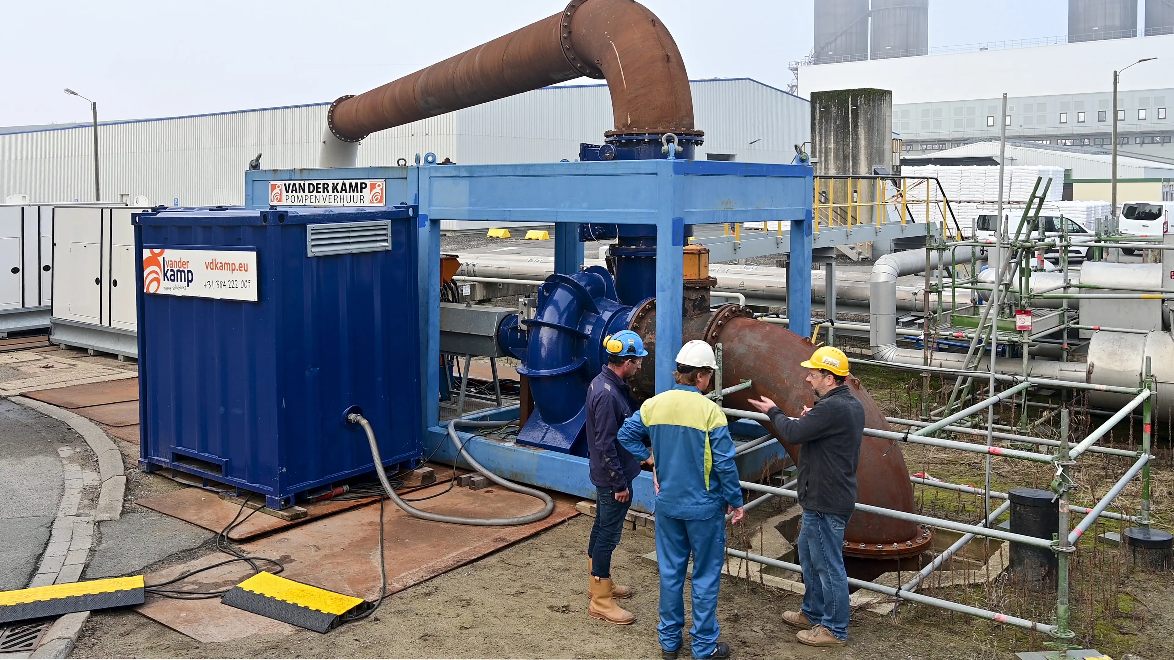 Wouter Potappel (links) spricht mit Peter Matthijssen (rechts) von Antec BV vor der Pumpenanlage von Vanderkamp.