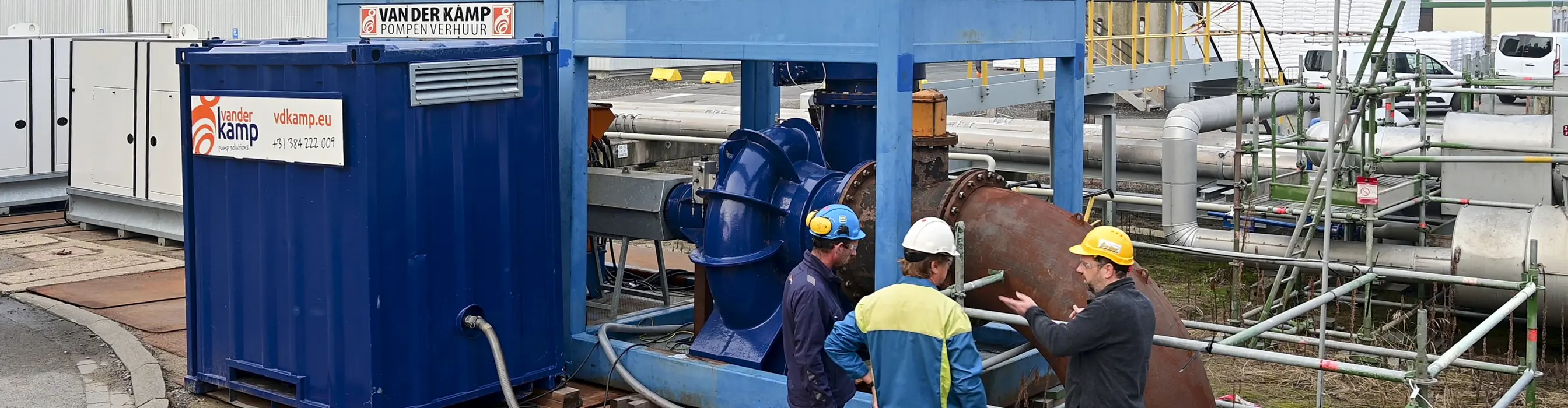 Wouter Potappel (links) spricht mit Peter Matthijssen (rechts) von Antec BV vor der Pumpenanlage von Vanderkamp.