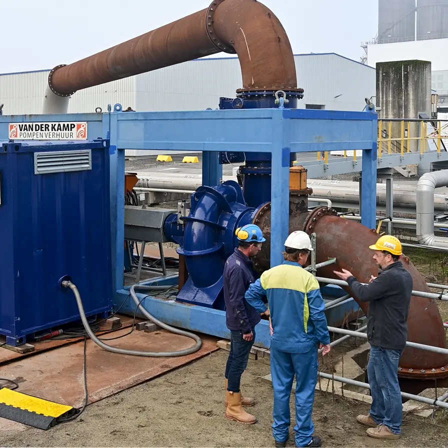 Wouter Potappel (links) spricht mit Peter Matthijssen (rechts) von Antec BV vor der Pumpenanlage von Vanderkamp.