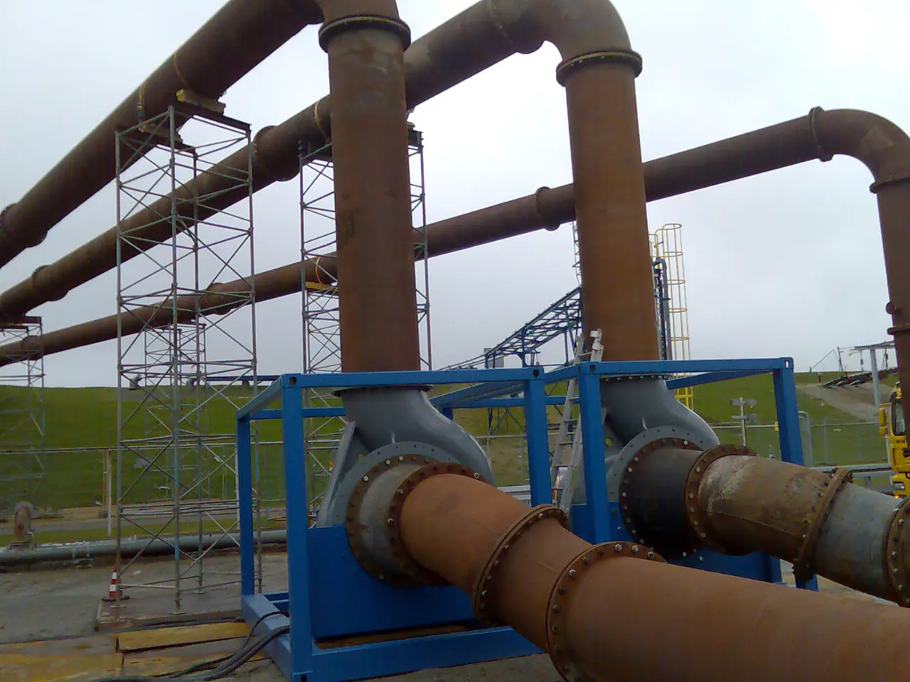 Foto van wegoverspanning bij Akzo aangelegd door Vanderkamp Pompen.