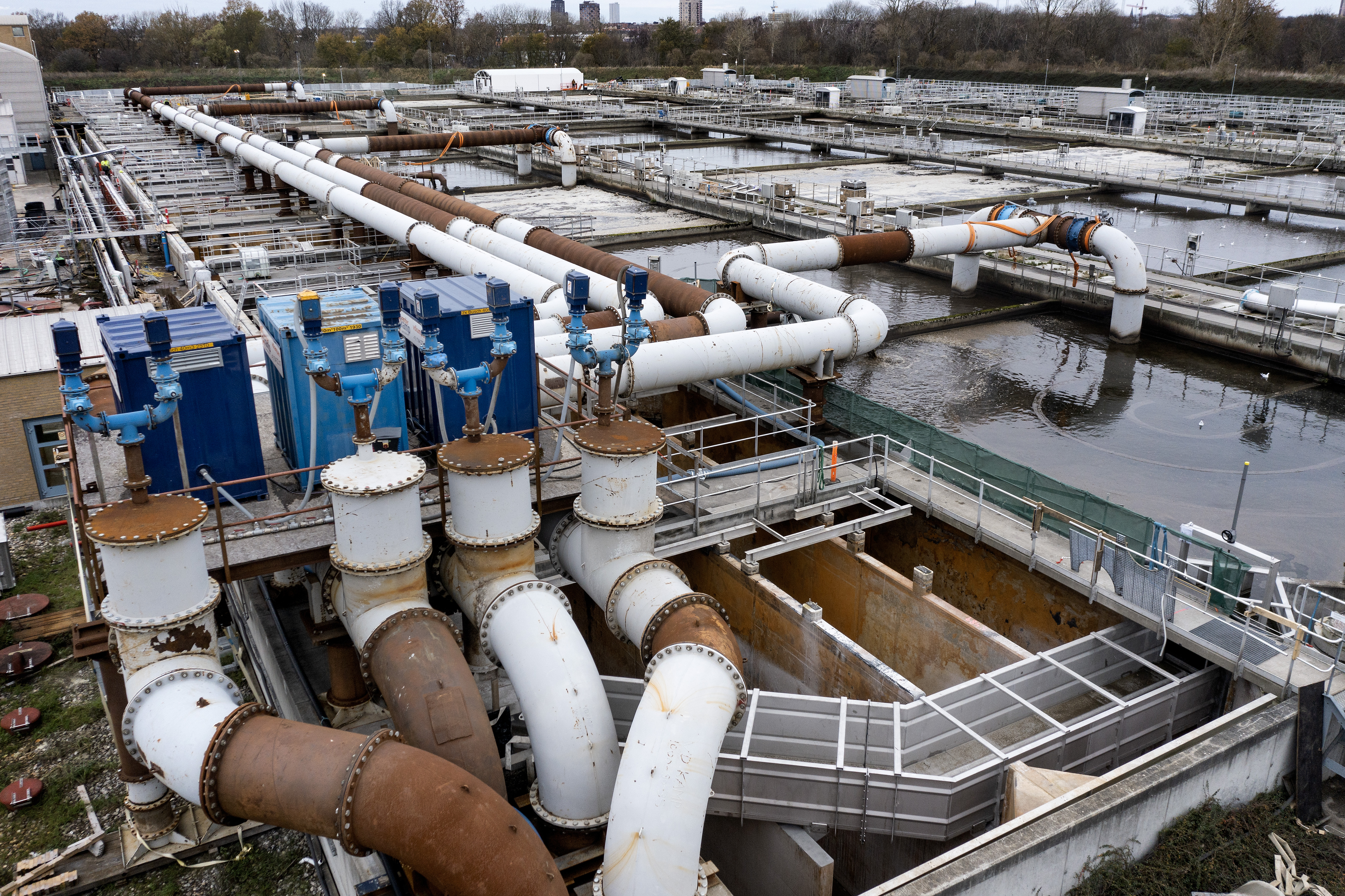 Zijaanzicht van de hevel op de rioolwaterzuivering in Kopenhagen gebouwd door Vanderkamp. 