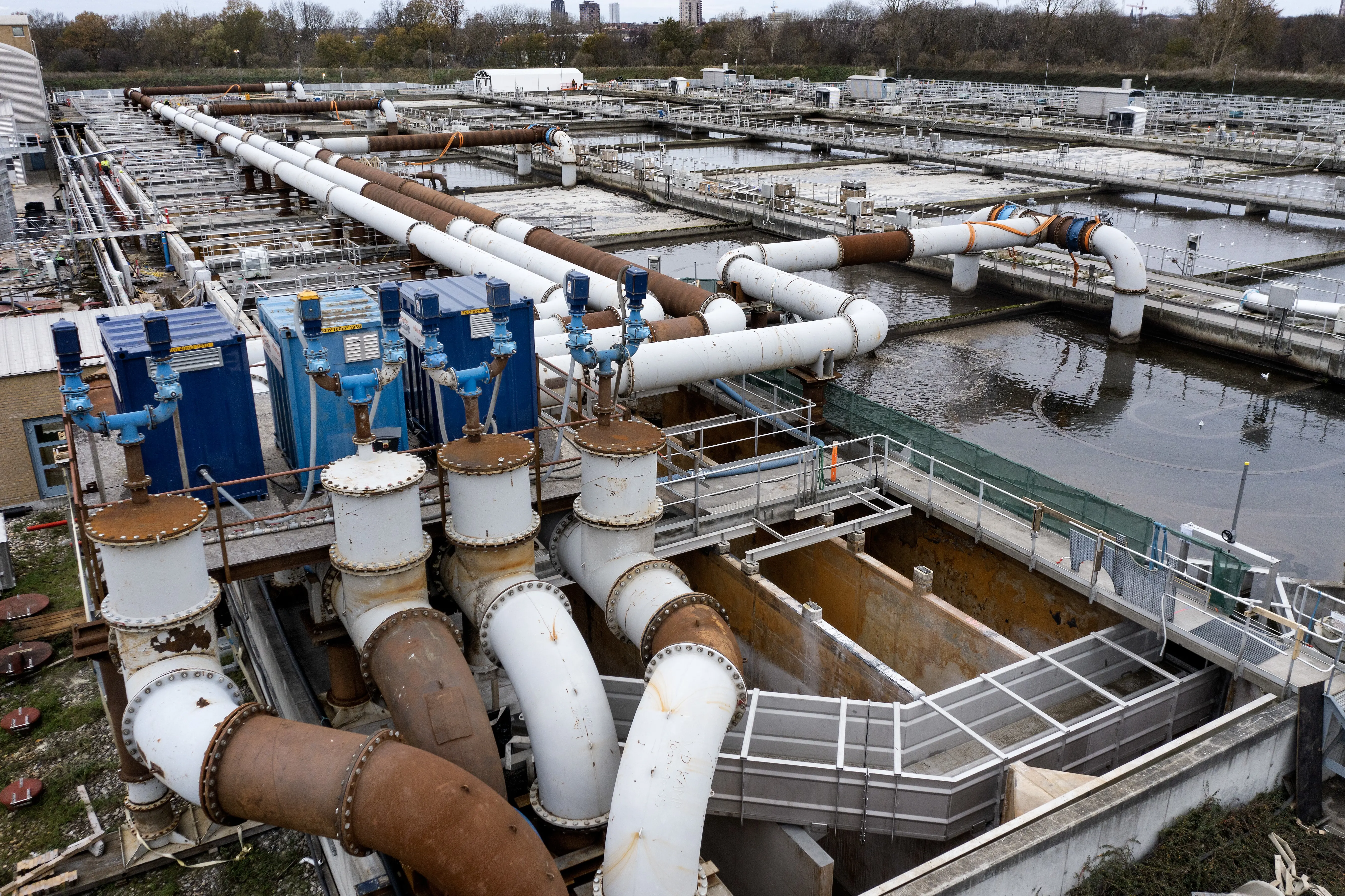 Zijaanzicht van de hevel op de rioolwaterzuivering in Kopenhagen gebouwd door Vanderkamp. 