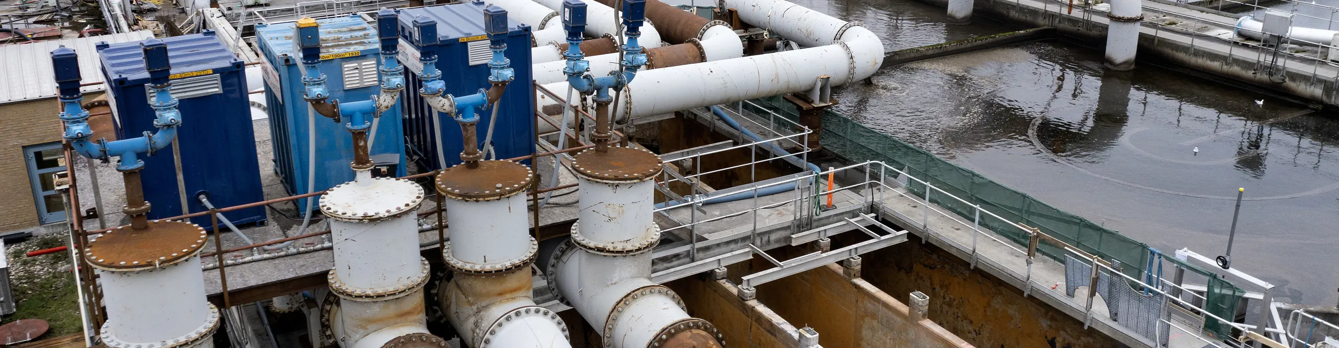 Zijaanzicht van de hevel op de rioolwaterzuivering in Kopenhagen gebouwd door Vanderkamp. 