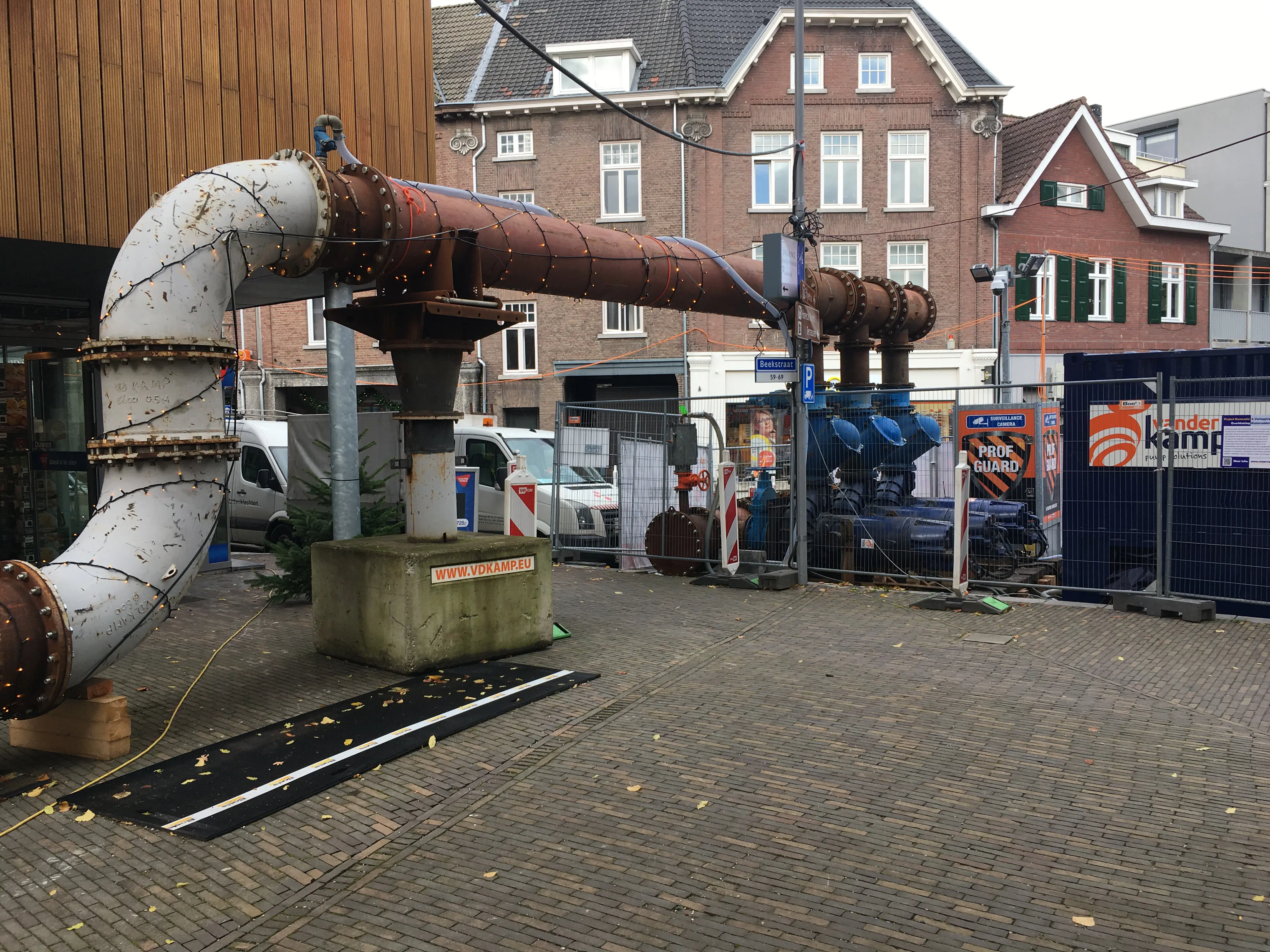 Vanderkamp plaatst een tijdelijke pompinstallatie met een wegoverspanning