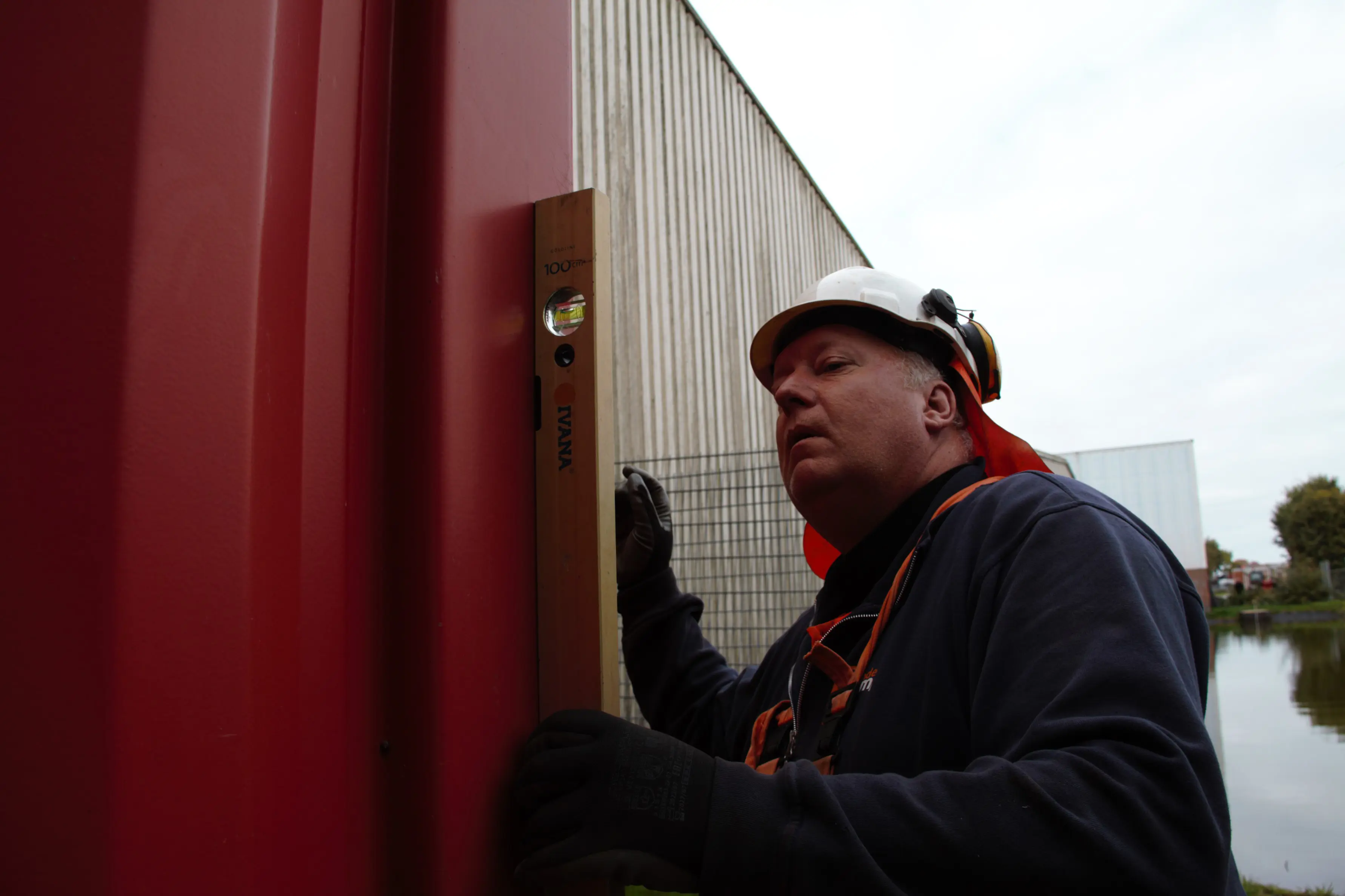 Vanderkamp-Mitarbeiter beim Nivellieren einer Löschwasseranlage.