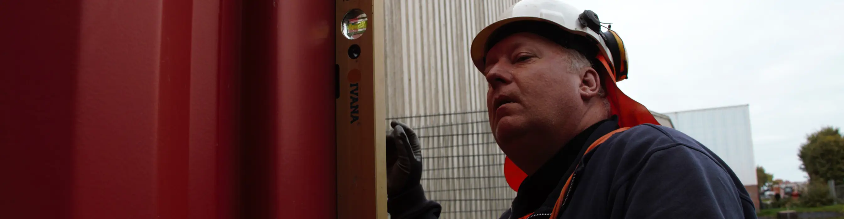Vanderkamp-Mitarbeiter beim Nivellieren einer Löschwasseranlage.