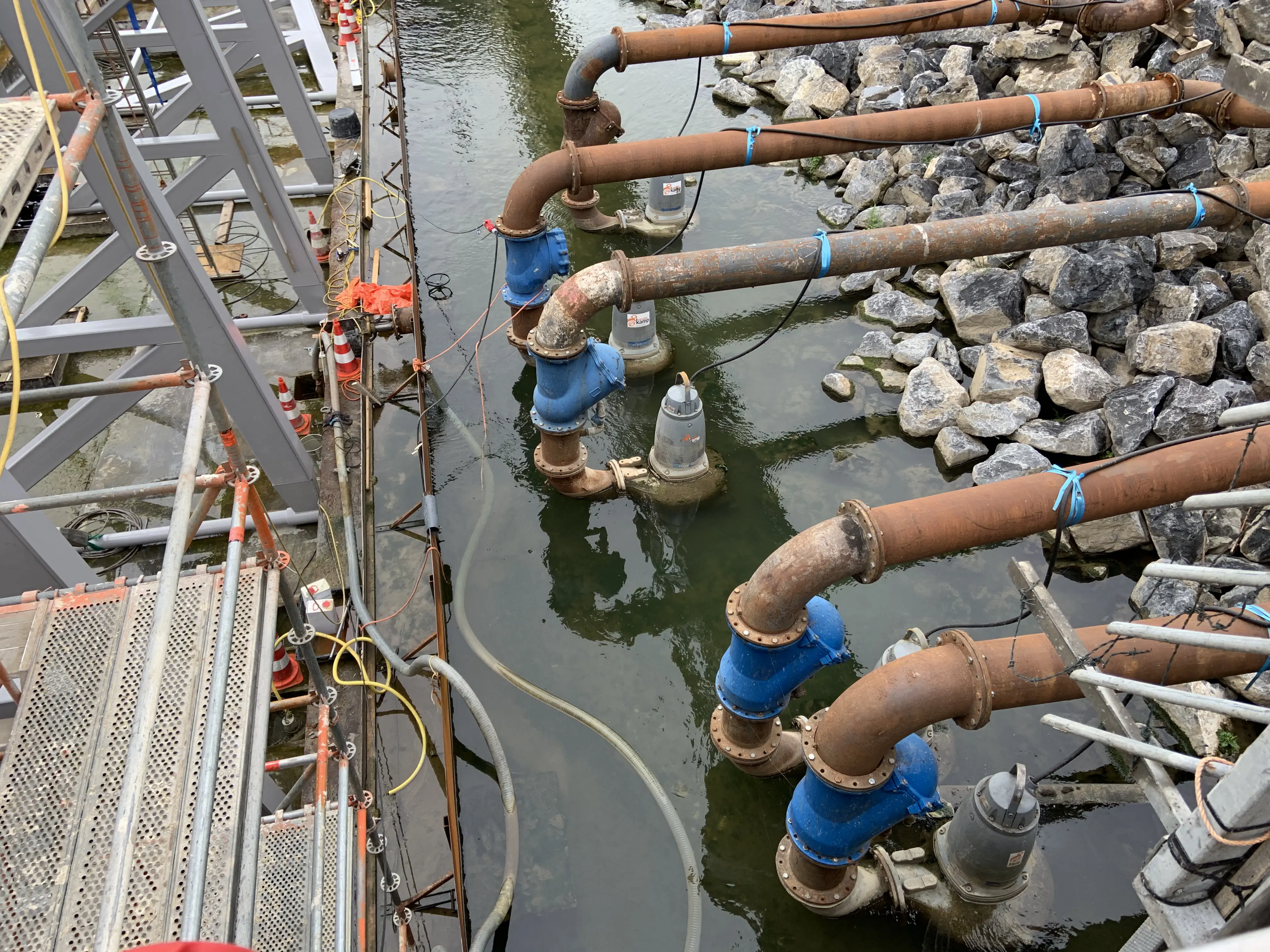 Dompelpompen in het water bij de Stuw in Linne van Vanderkamp Pompen.