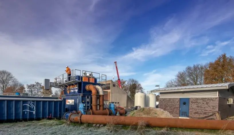 Berry Boxem inspecteerd de roostergoed installatie van Vanderkamp Pompen in werking op de RWZI in Worden.