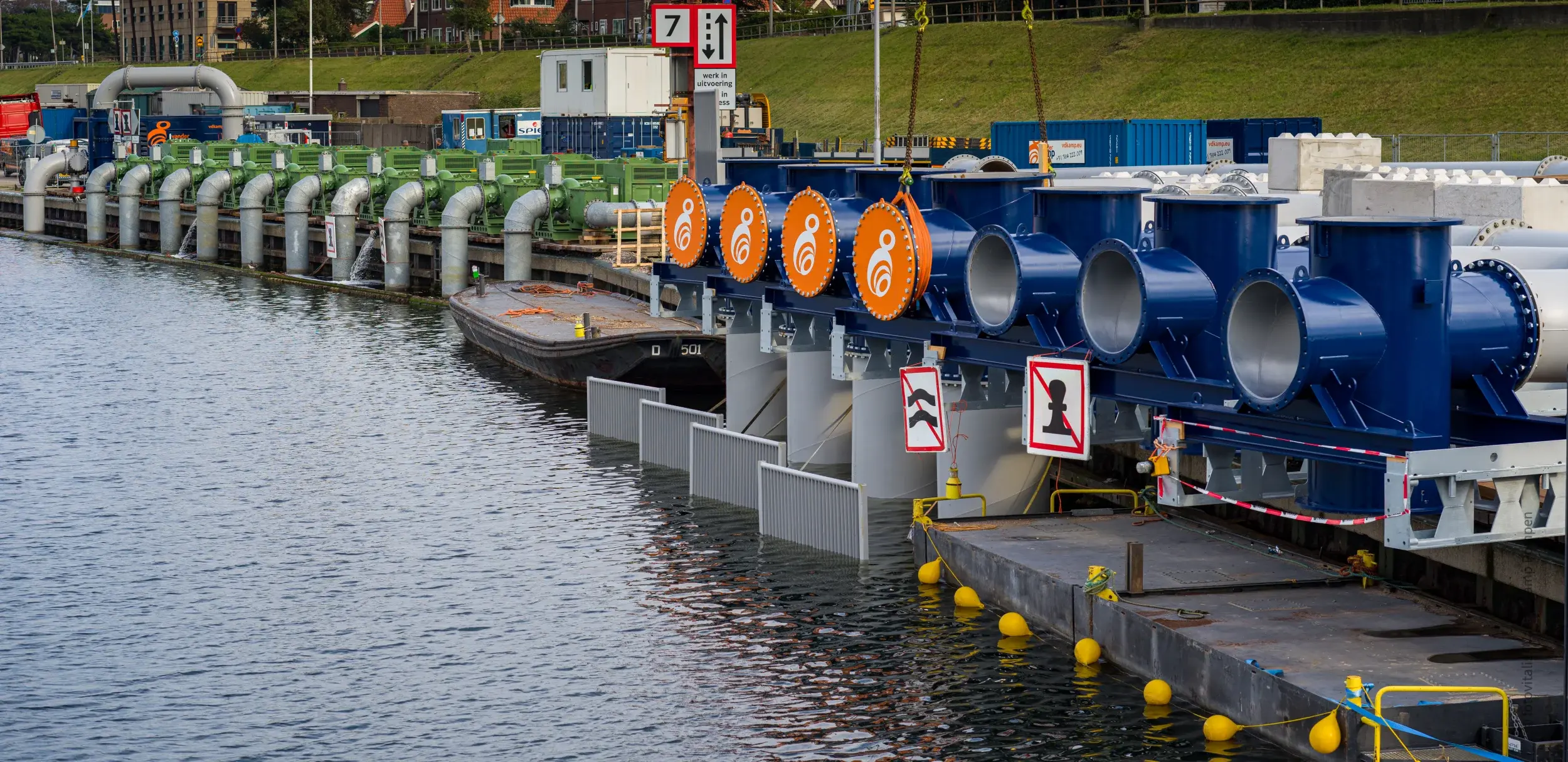 Bindplaten die voor buizen zitten van Vanderkamp
