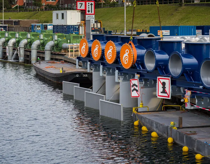 Bindplaten die voor buizen zitten van Vanderkamp