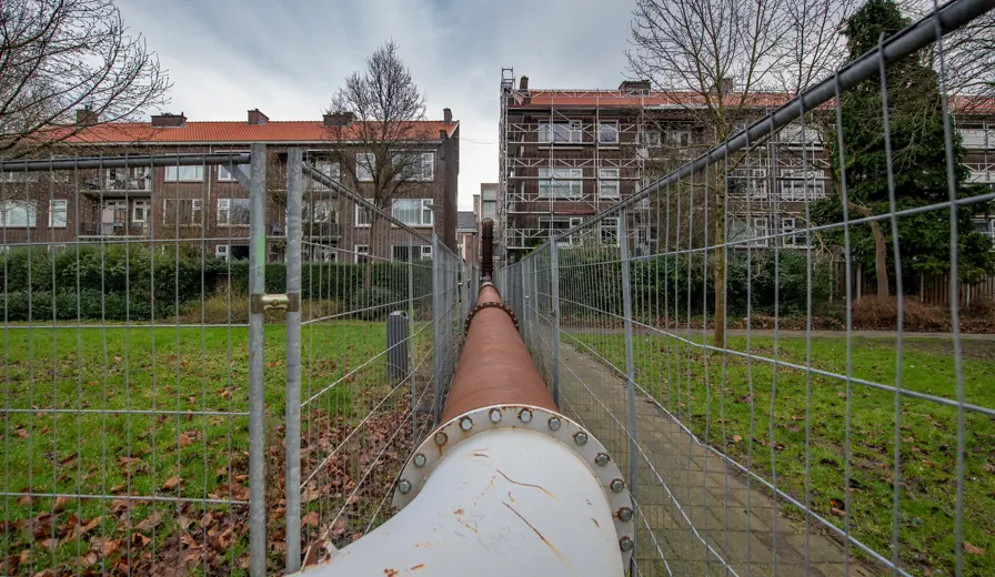 Een buis die loopt door een steeg in Rotterdam van een TPI van Vanderkamp