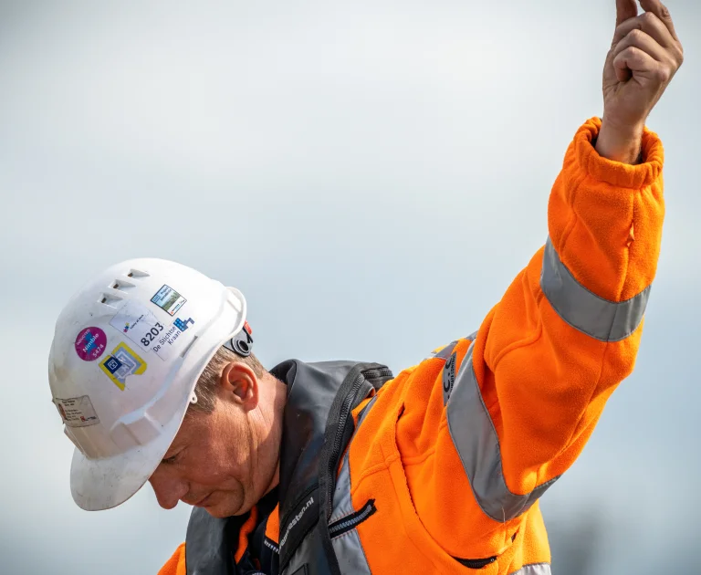 Medewerker Vanderkamp kijkt naar beneden