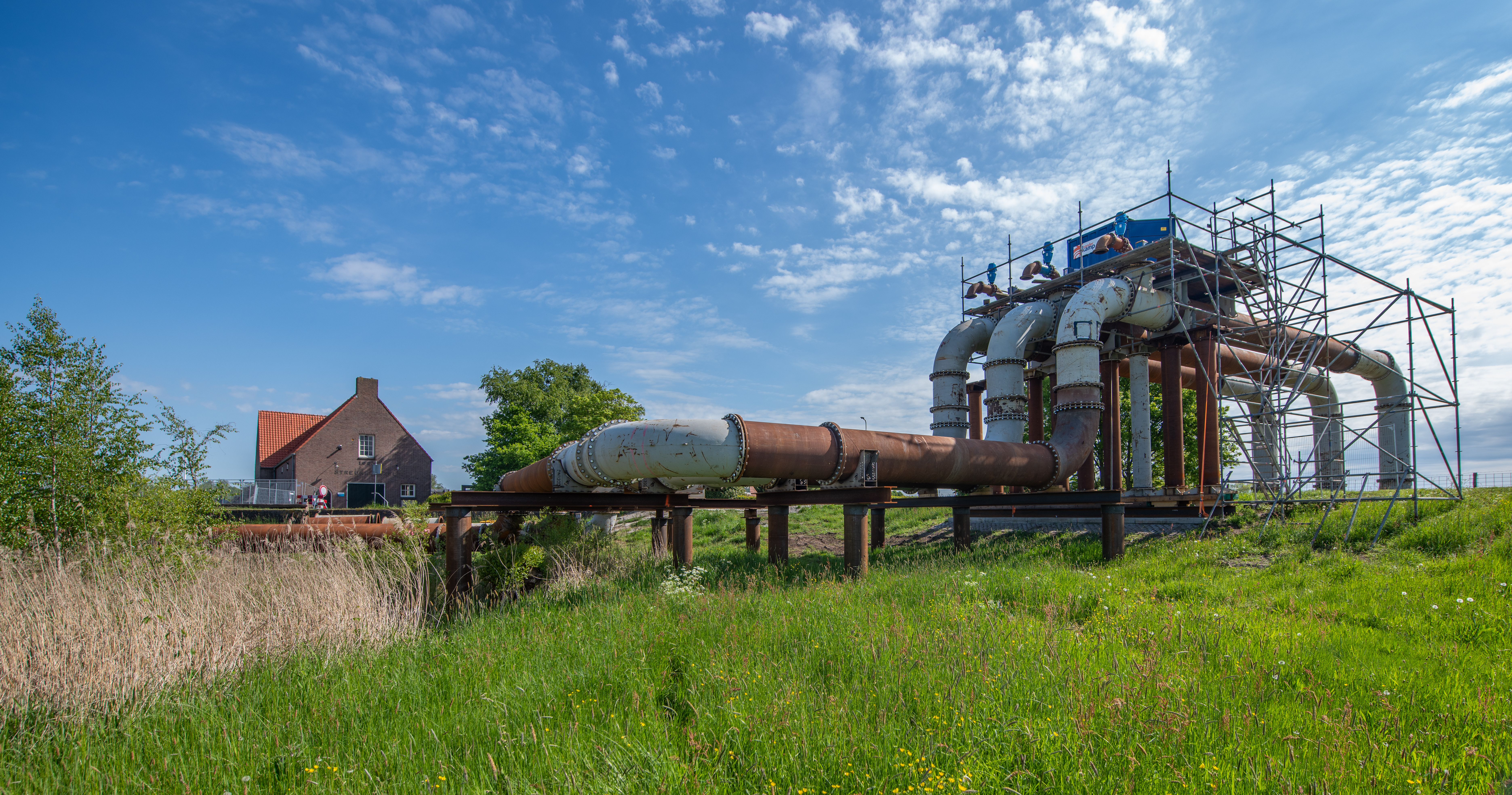 Vanderkamp heeft een tijdelijke bypass bij gemaal Galgenrak in Hasselt geplaatst. 