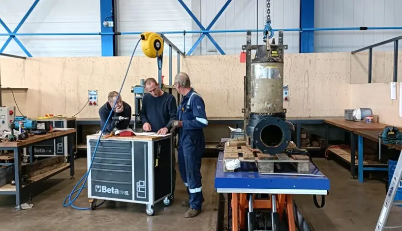 service monteurs bij een gereedschapskar