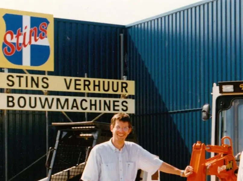 Rick staat voor oud logo buiten