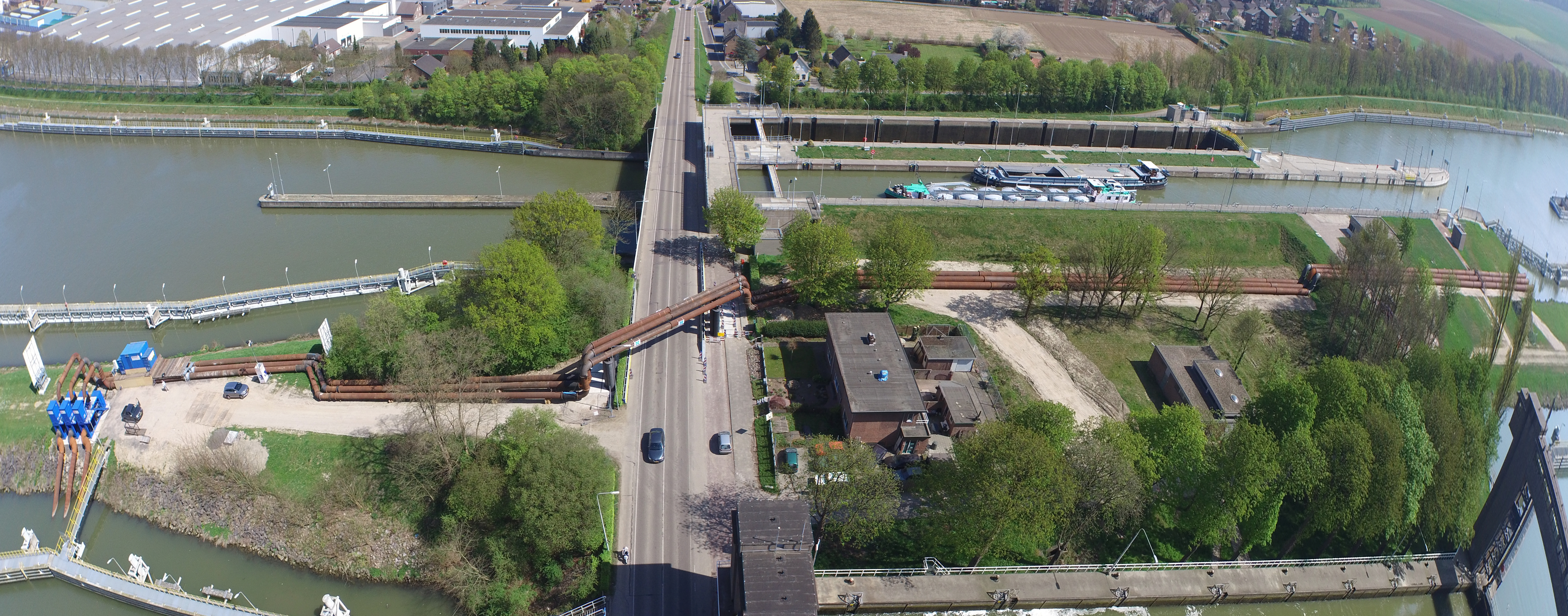 Een wegoverspanning door Vanderkamp