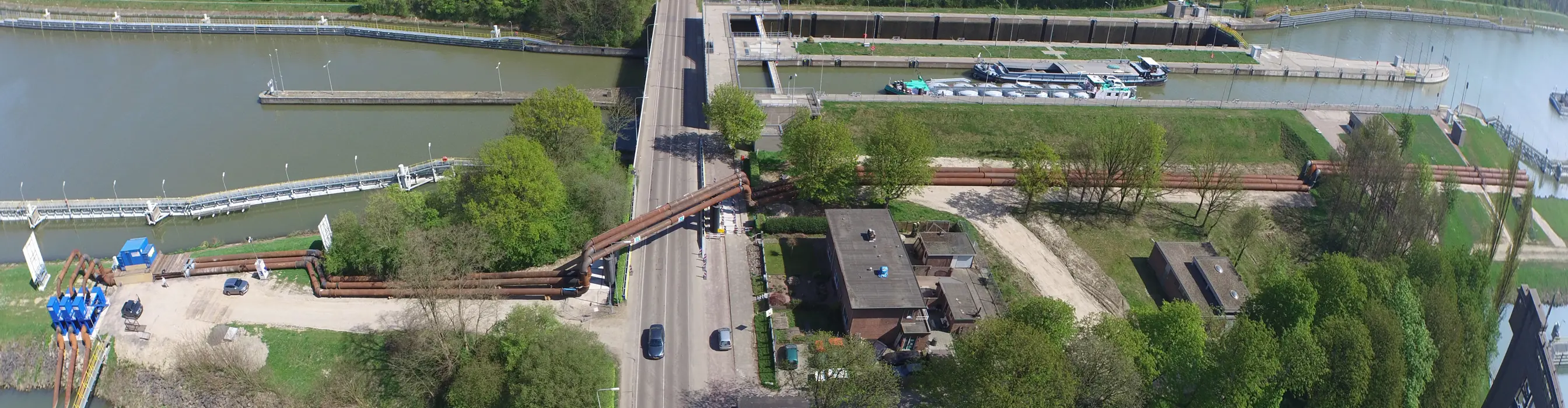 Een wegoverspanning door Vanderkamp