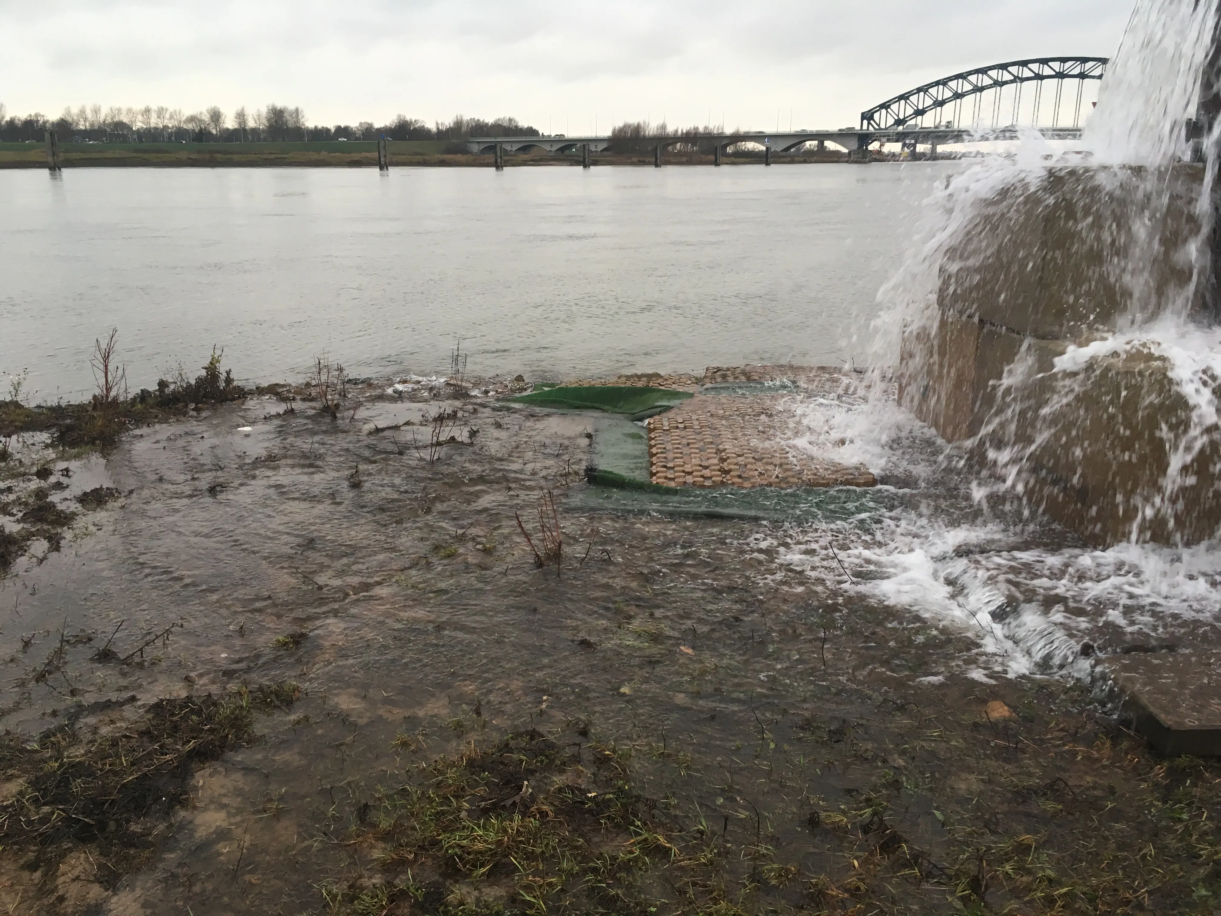 Foto van de uitstroomopening in werking bij Zwolle Rangeerterrein.