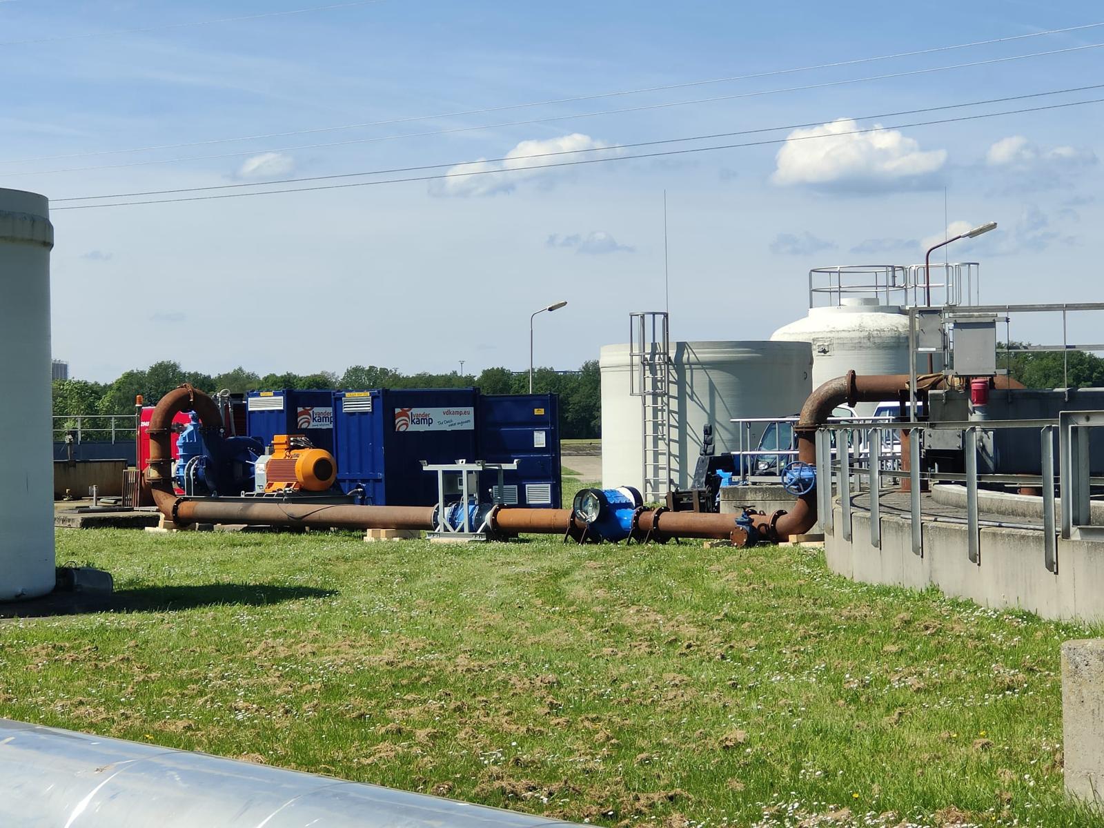 Foto van een tijdelijke pompinstallatie voor RWZI Susteren in opdracht van ADS Groep