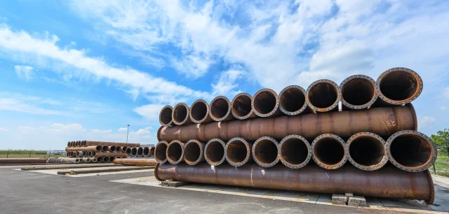 Buizen van Vanderkamp opgestapeld.