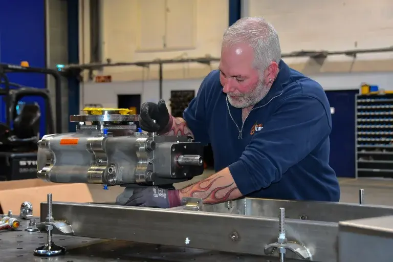 Service monteur aan het werk